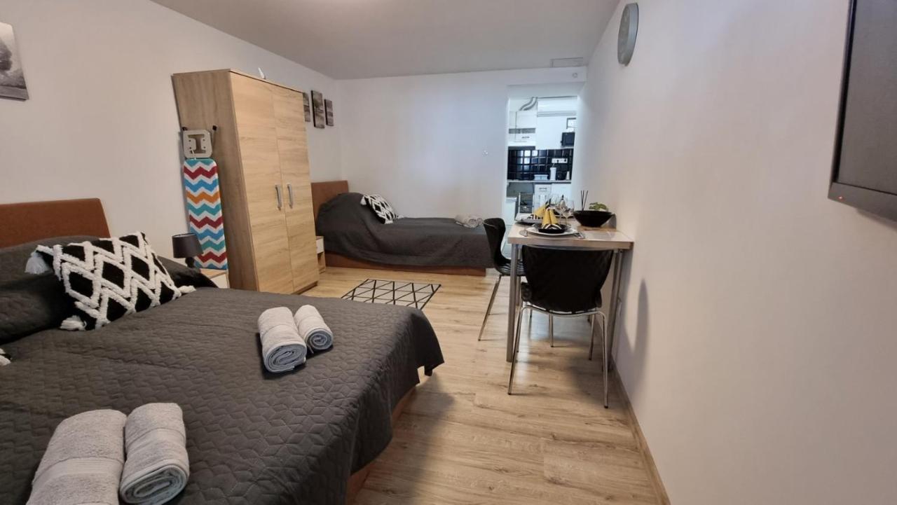 Holiness Apartmanok Szeged Buitenkant foto