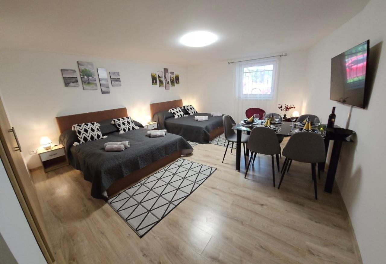 Holiness Apartmanok Szeged Buitenkant foto