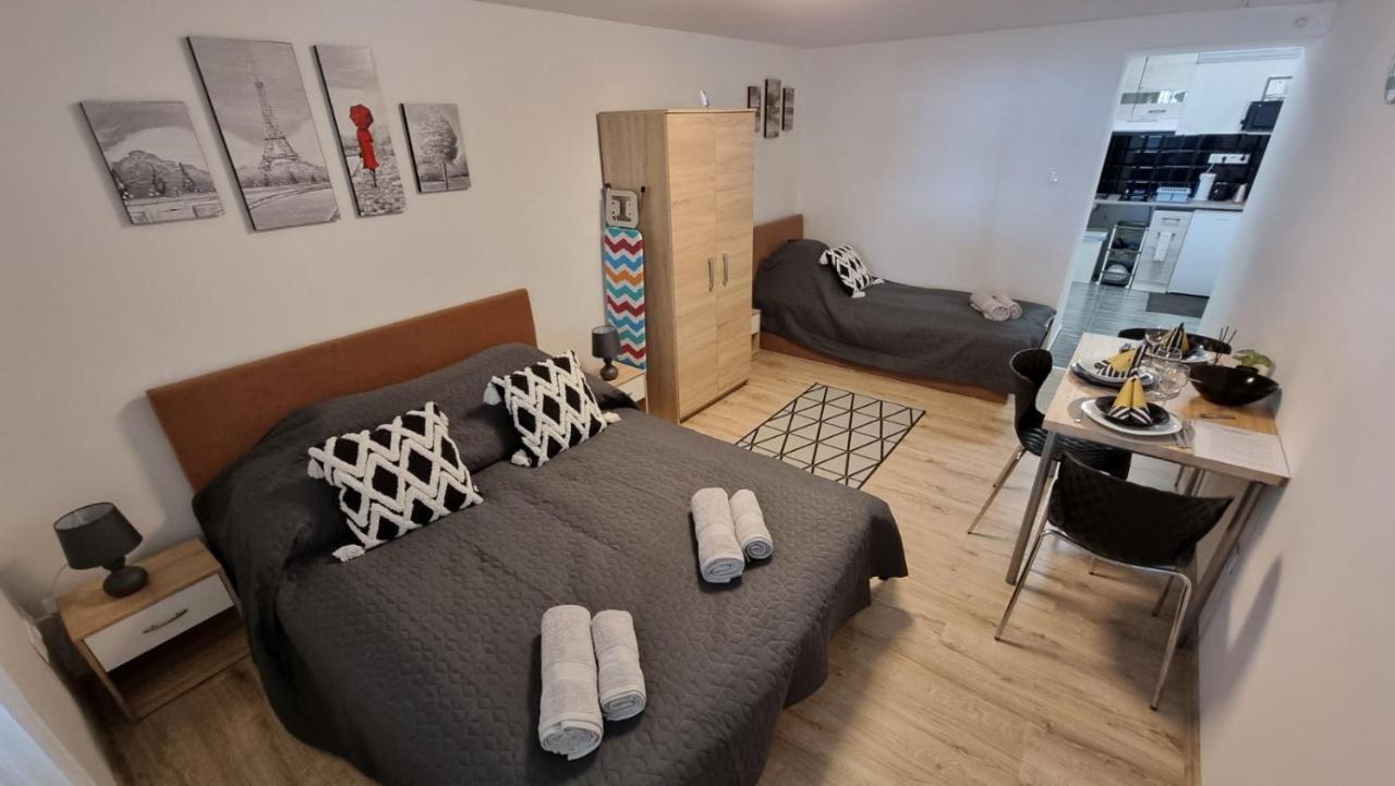 Holiness Apartmanok Szeged Buitenkant foto